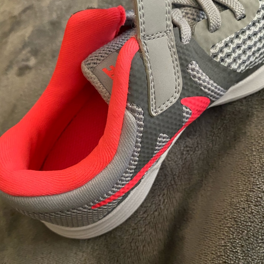 NWOT NIKE GIRLS RUNNING SHOES